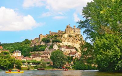 Labaume village  bord de rivire