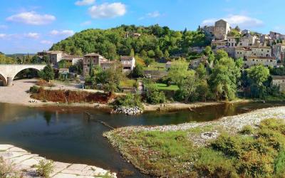 Le village de Balazuc perch sur une falaise